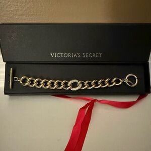 Victoria's Secret Chain Link Toggle Bracelet with Accent Center Loop. NIB